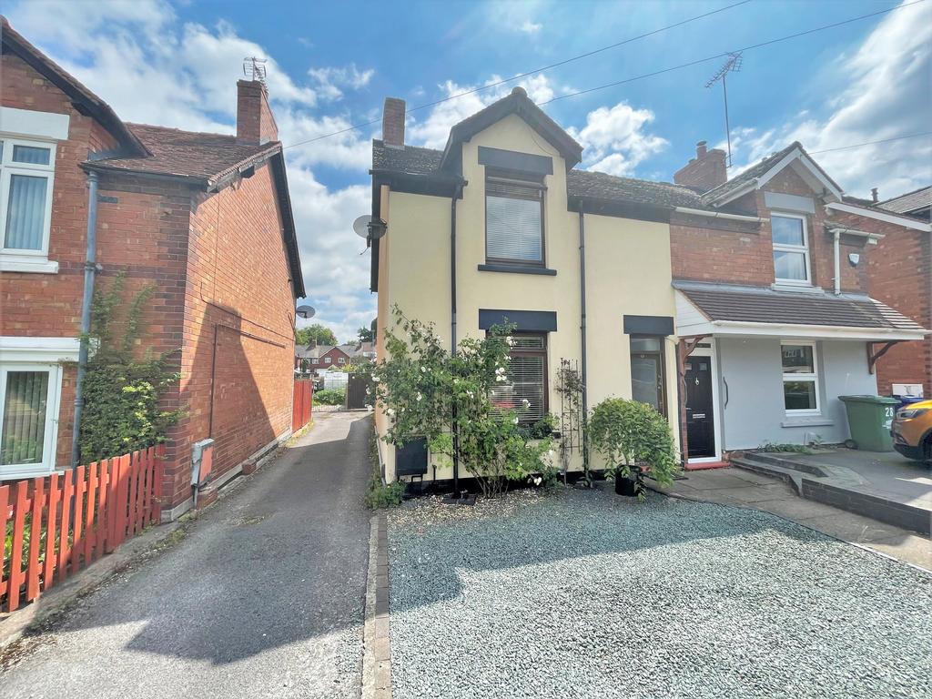 Green Lane, Rugeley, WS15 2AP 3 bed semidetached house £167,500