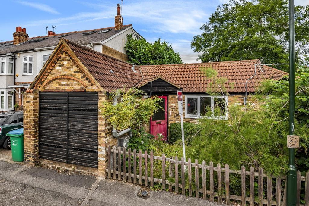 Victor Road, Teddington, TW11 2 bed detached bungalow £450,000