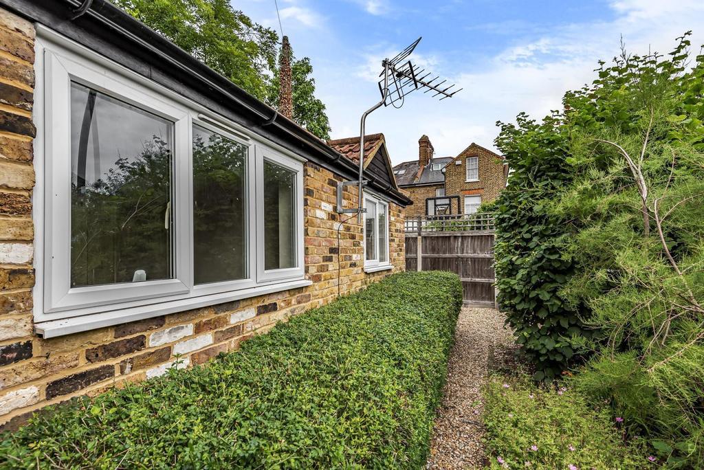 Victor Road, Teddington, TW11 2 bed detached bungalow £450,000