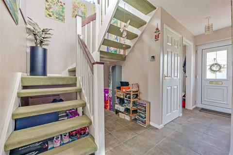 45 Brooklyn Drive, Rayleigh, SS6 9LW