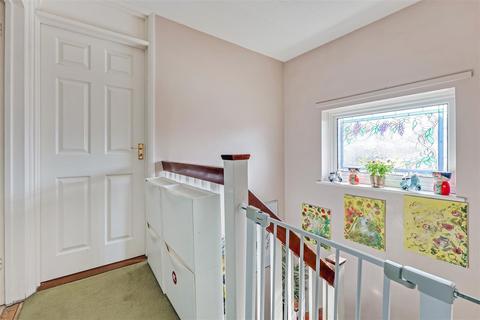 45 Brooklyn Drive, Rayleigh, SS6 9LW
