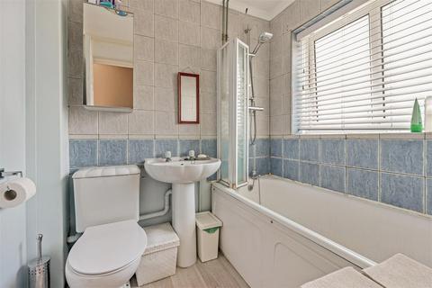 45 Brooklyn Drive, Rayleigh, SS6 9LW