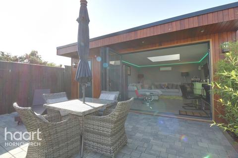 30 Primrose Glen, Hornchurch, RM11 2NP