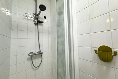 Studio to rent, Torriano Avenue, Kentish Town