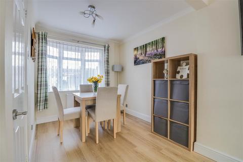 6 Landermere, Basildon, SS14 2DL
