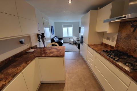 4 bedroom townhouse to rent, Sadler Court, Hulme, Manchester. M15 5RP