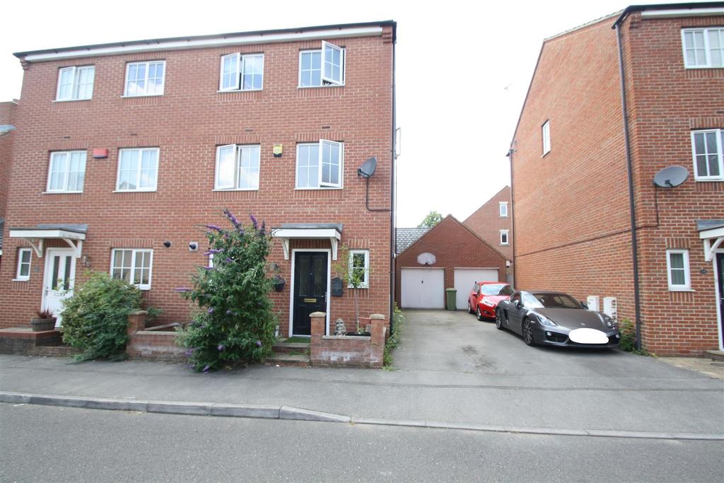 Downing Close, Bletchley, Milton Keynes 4 bed semidetached house £