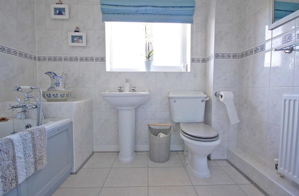 Bathroom(b).jpg