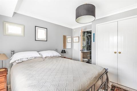 2 Scholars Walk, Guildford, GU2 7TR