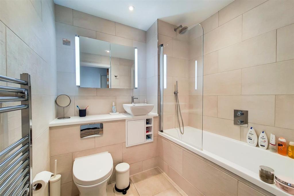 7 Bathroom-0.jpg