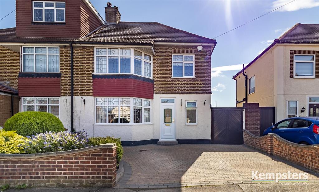 Carlton Road, Woodside, Grays 3 bed semidetached house £465,000