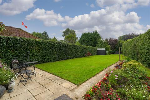 8 The Smithers, Brockham, Betchworth, RH3 7LF