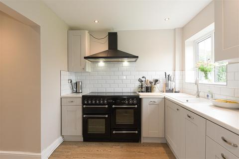 8 The Smithers, Brockham, Betchworth, RH3 7LF