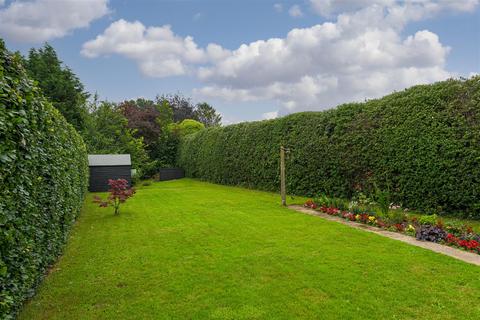 8 The Smithers, Brockham, Betchworth, RH3 7LF