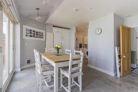 49 Amesbury Road, Cardiff, CF23 5DX