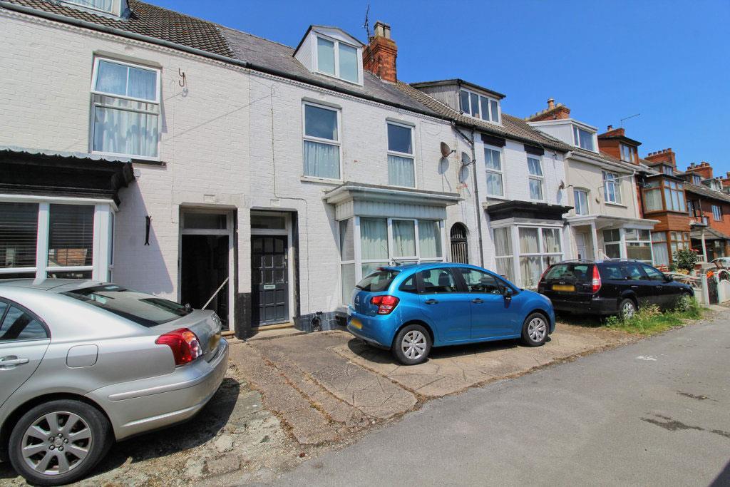 Cliff Terrace, Hornsea 3 bed townhouse £165,000