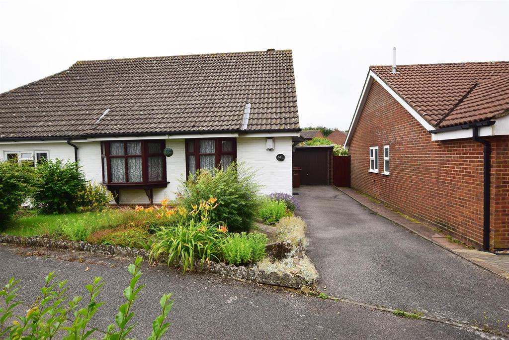 Shepherds Gate, Hempstead, Gillingham 2 bed bungalow £1,100 pcm (£254 pw)