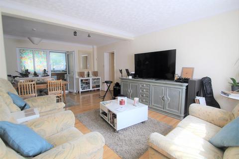 4 bedroom end of terrace house for sale, Cassiobury Avenue, Feltham