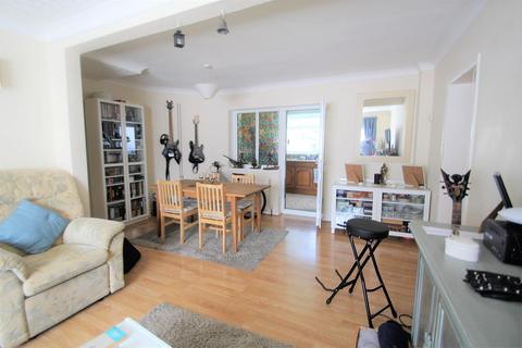 47 Cassiobury Avenue, Feltham, TW14 9JE