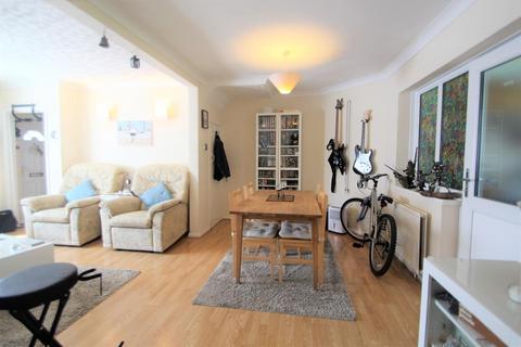 47 Cassiobury Avenue, Feltham, TW14 9JE