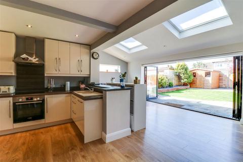 15 Heycroft Road, Hockley, SS5 4HN