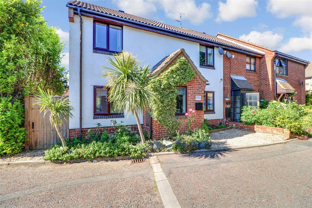 The Drakes Shoeburyness, Southendonsea, SS3 3 bed end of terrace