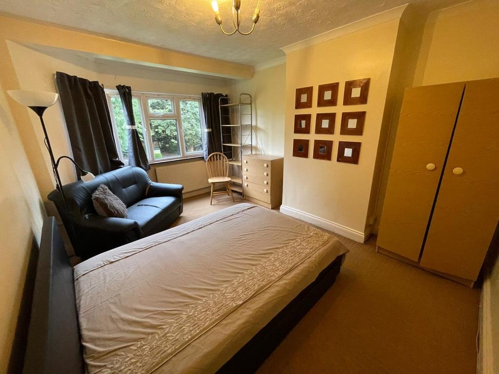 Onslow Gardens, South Woodford 1 bed flat £1,350 pcm (£312 pw)