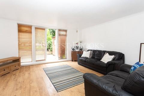 32 Hind Grove, London, E14 6HU
