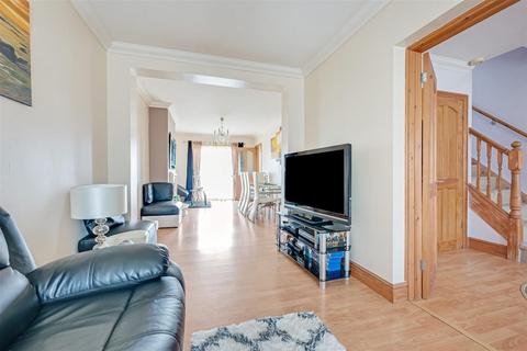 35 Broadclyst Avenue, Leigh-on-sea, SS9 4PX