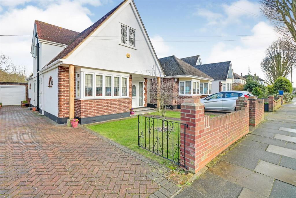 Woodside, Leighonsea, SS9 4 bed detached house £500,000