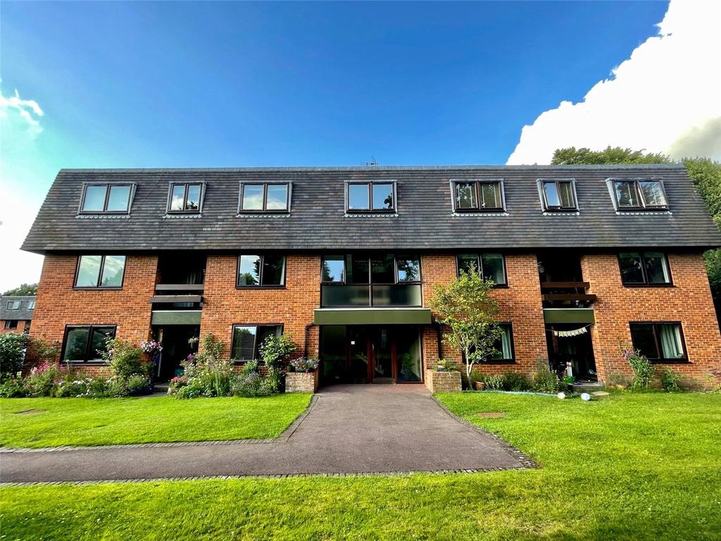 The Lindens, Great Austins, Farnham, GU9 3 bed apartment £1,450 pcm