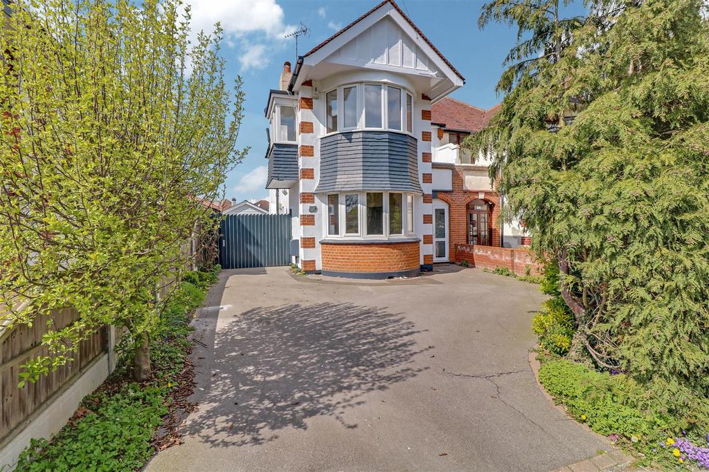 Sutherland Boulevard, Leighonsea, SS9 3 bed semidetached house £