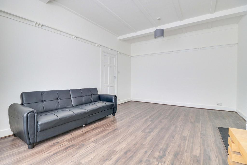 Portland Avenue, Southendonsea, SS1 4 bed end of terrace house £325,000