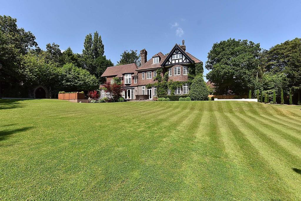 Toft Road, Knutsford 6 bed detached house £7,995 pcm (£1,845 pw)