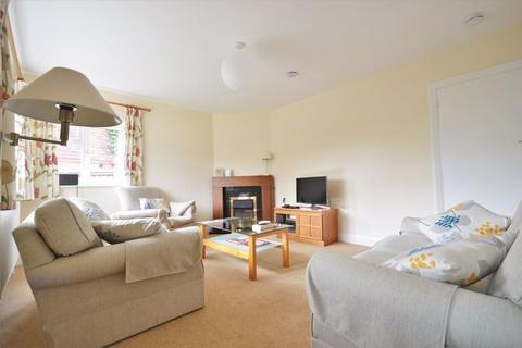 2 bedroom bungalow to rent, Glebe Road, Haslemere