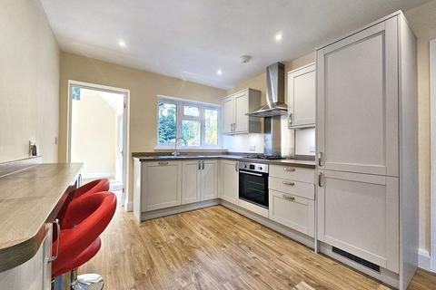 2 bedroom bungalow to rent, Glebe Road, Haslemere