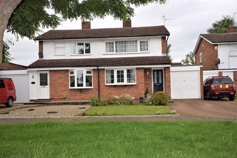 3 bedroom semi-detached house to rent, Lakefield Avenue, Toddington