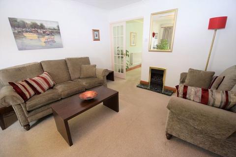 3 bedroom semi-detached house to rent, Lakefield Avenue, Toddington