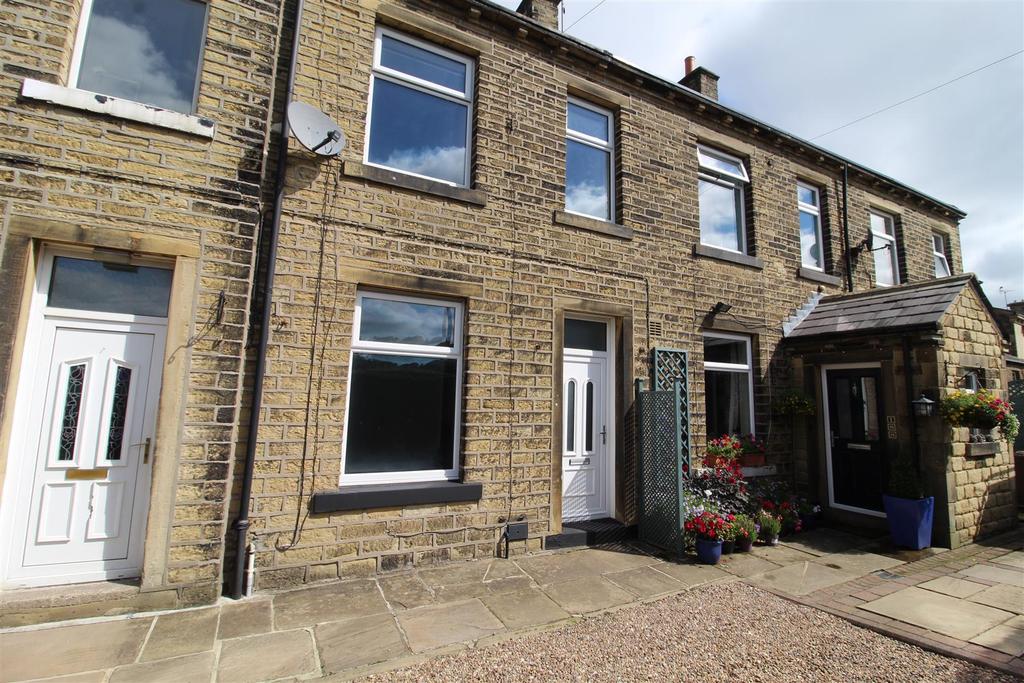 Saddleworth Road, Greetland, Halifax 2 bed terraced house £575 pcm (£133 pw)