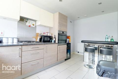 28, Vestry Court, 2 Bournebrook Grove, Romford, RM7 0GX