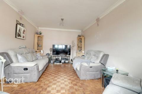 104 Great Cullings, Rush Green, Romford, RM7 0YL