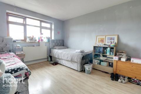 104 Great Cullings, Rush Green, Romford, RM7 0YL