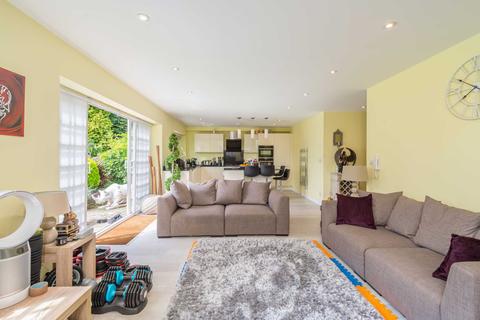 10b Deacons Heights, Elstree, Borehamwood, WD6 3QY