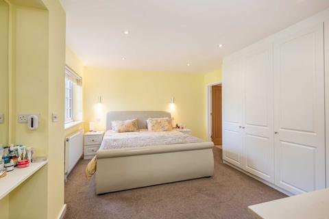 10b Deacons Heights, Elstree, Borehamwood, WD6 3QY