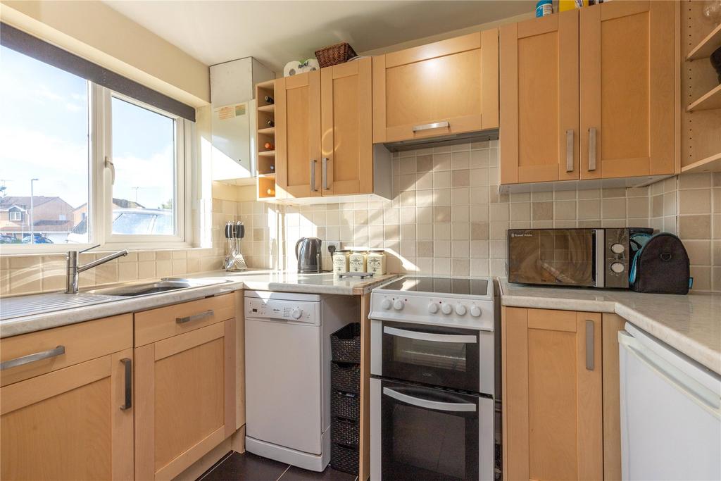 Sparrow Close, Wokingham, Berkshire, RG41 2 bed semidetached house £