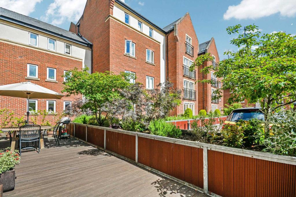 Gilbert Scott Court, Amersham 2 bed apartment £400,000