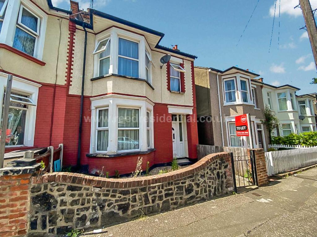 Inverness Avenue, Westcliff On Sea 3 bed house £1,200 pcm (£277 pw)