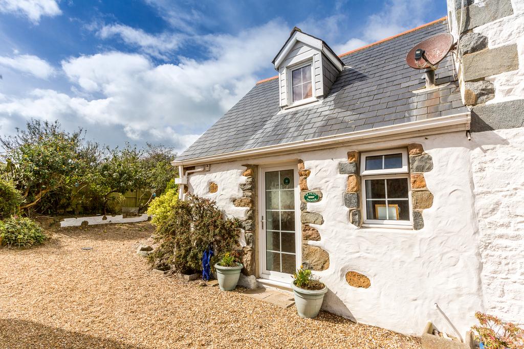Route De Pleinmont, Torteval, Guernsey 1 bed cottage £1,350 pcm (£312 pw)