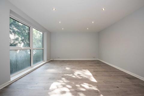 2 bedroom flat to rent, Brocton Court Cavendish Road, Salford