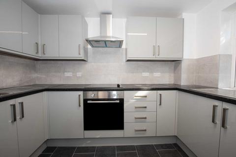 2 bedroom flat to rent, Brocton Court Cavendish Road, Salford